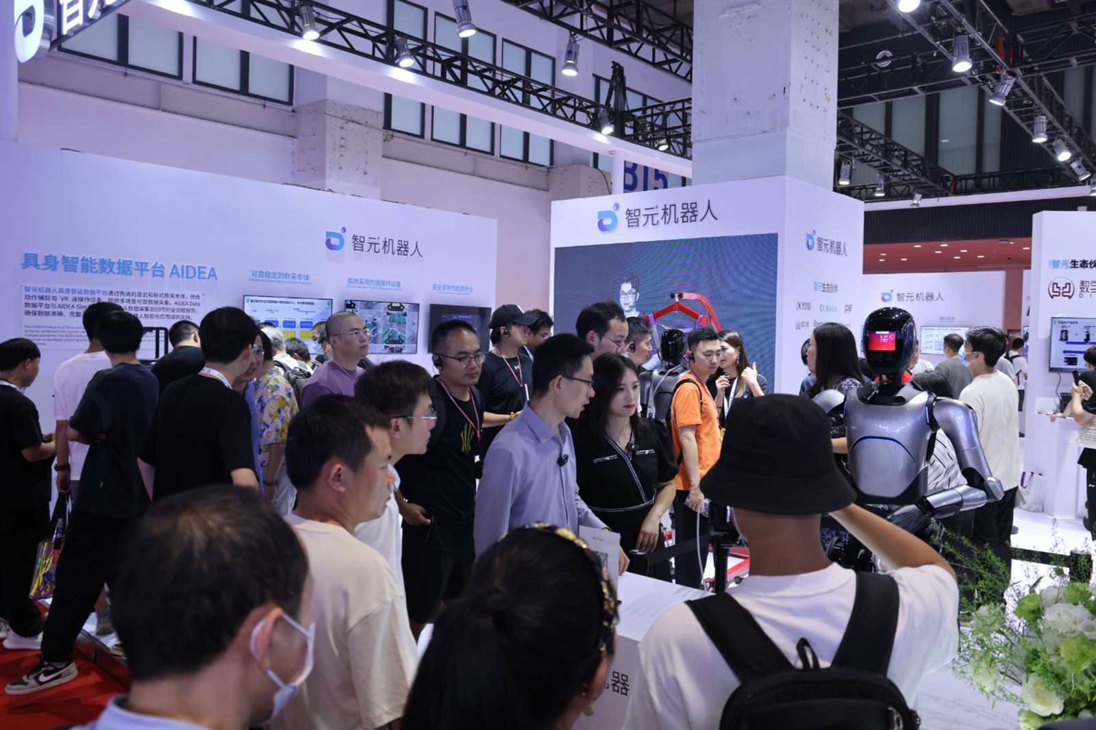 九洲酷游机器人亮相世界机器人大会WRC